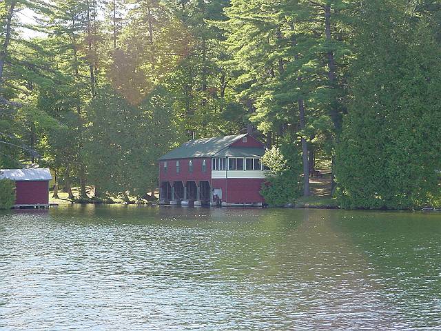 boathouse5.jpg (640x480; 96013 bytes)